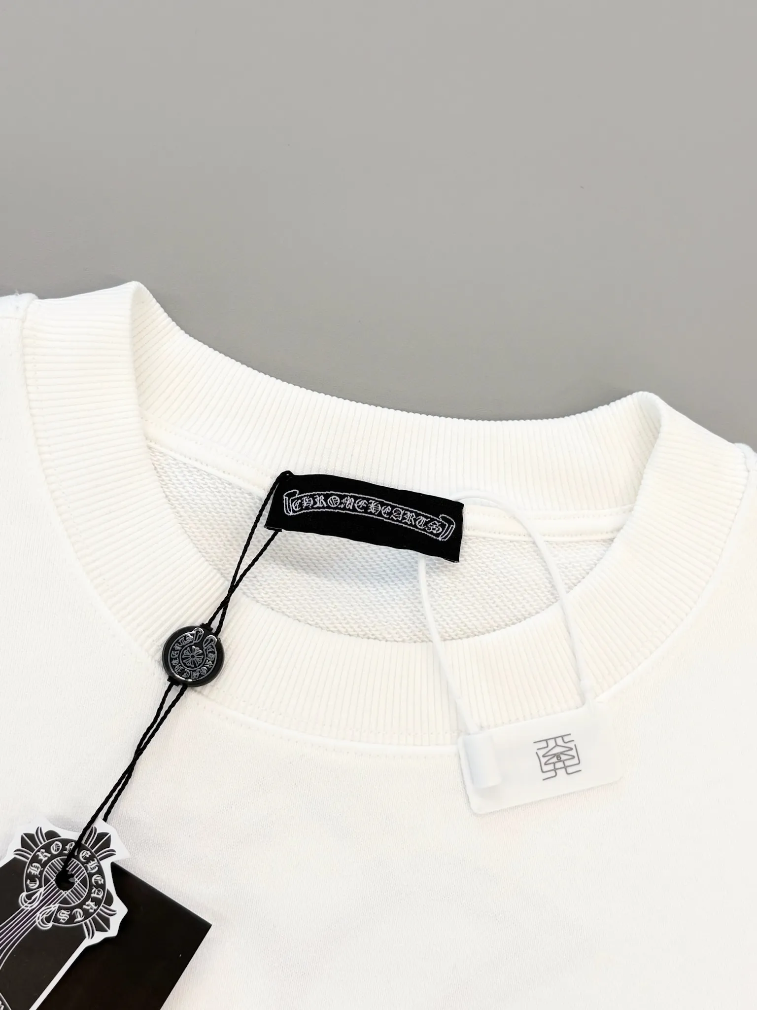 P250 [High Quality] Chrome Hearts Embroidery🪡Cross + Horseshoe‼ ️Round neck sweatshirt *Customized 420g terry cotton fabric, the fabric is soft, skin-friendly and comfortable *Embroidery process: front cross + rivet embroidery *A very simple and elegant classic continuation. It is unparalleled in terms of upper body comfort, interpreting your luxury and taste, and creating your fashion style and charm. Three complete standards. Same style for men and women. 𝐂𝐎𝐋𝐎𝐔𝐑: Black/White 𝐒𝐈𝐙𝐄: S-XL